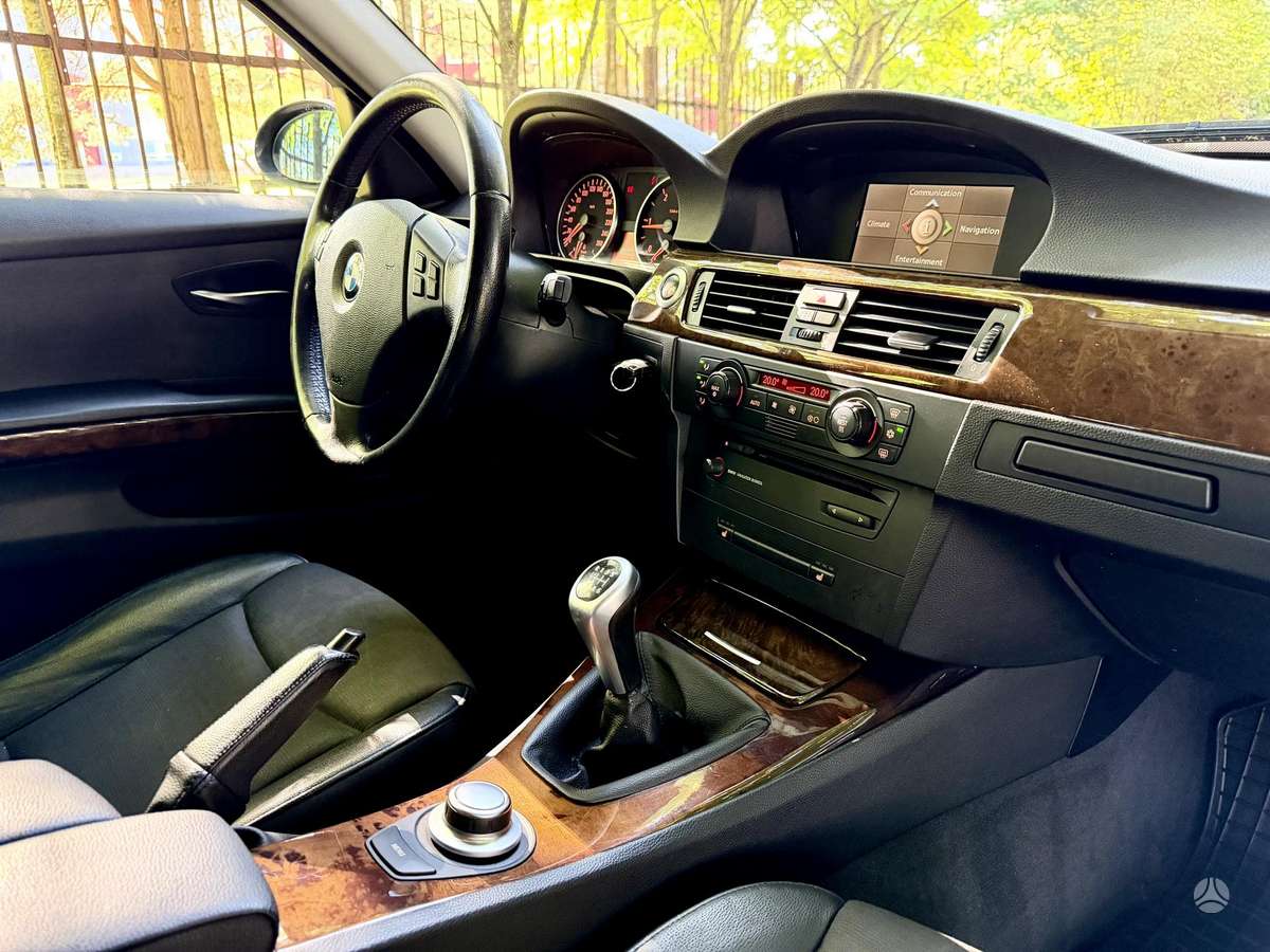 BMW 320, universalas