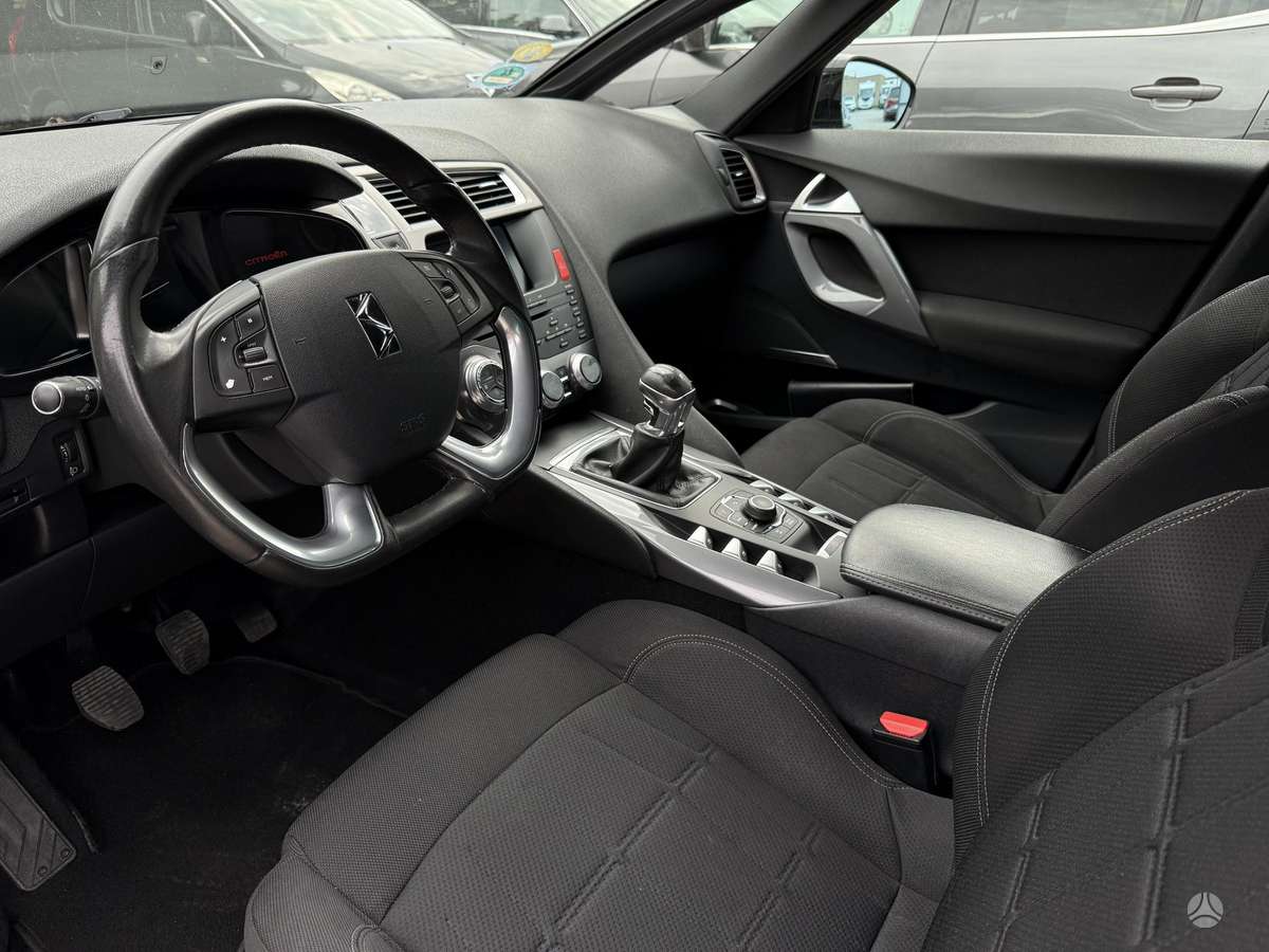 Citroen DS5, 1.6 l., hatchback