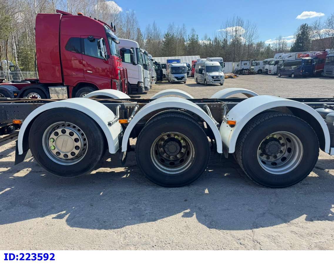 DAF XF 530 8x4 (Steering Axle), шасси