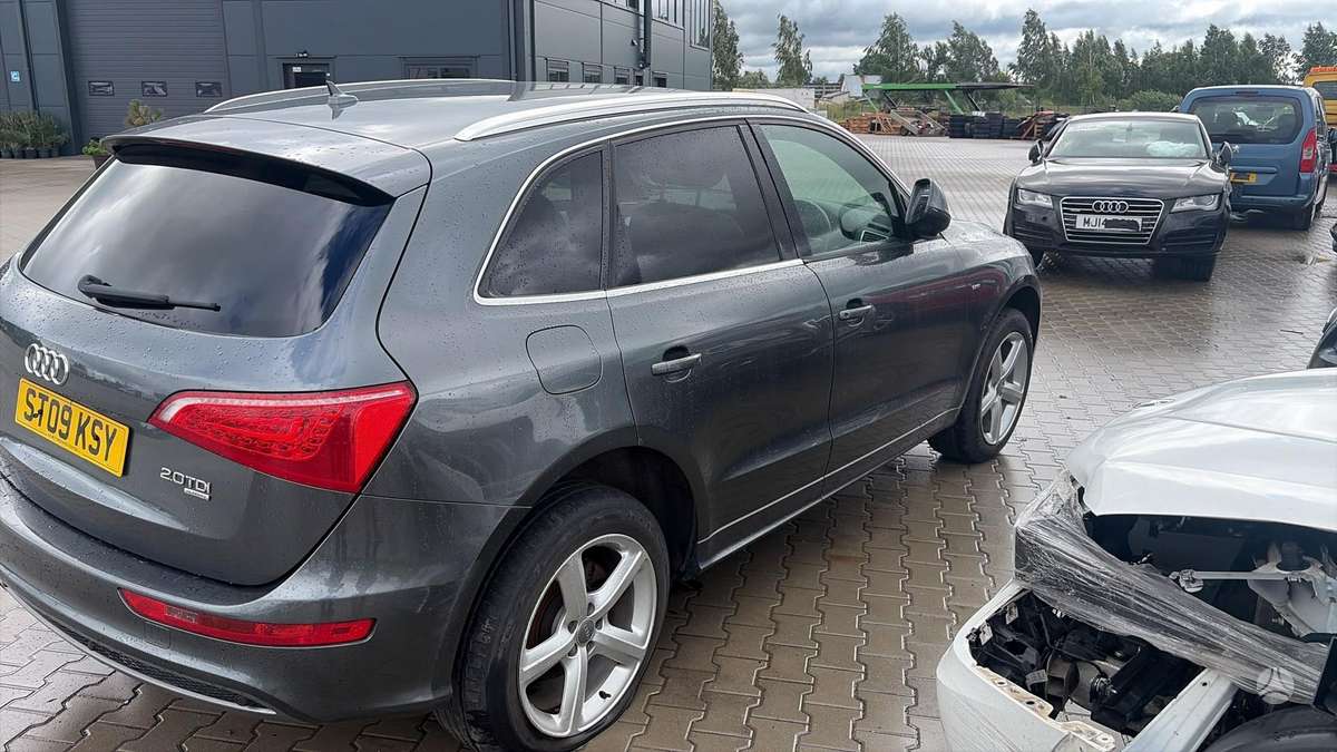 Audi Q5 dalimis. Metalynas rrr