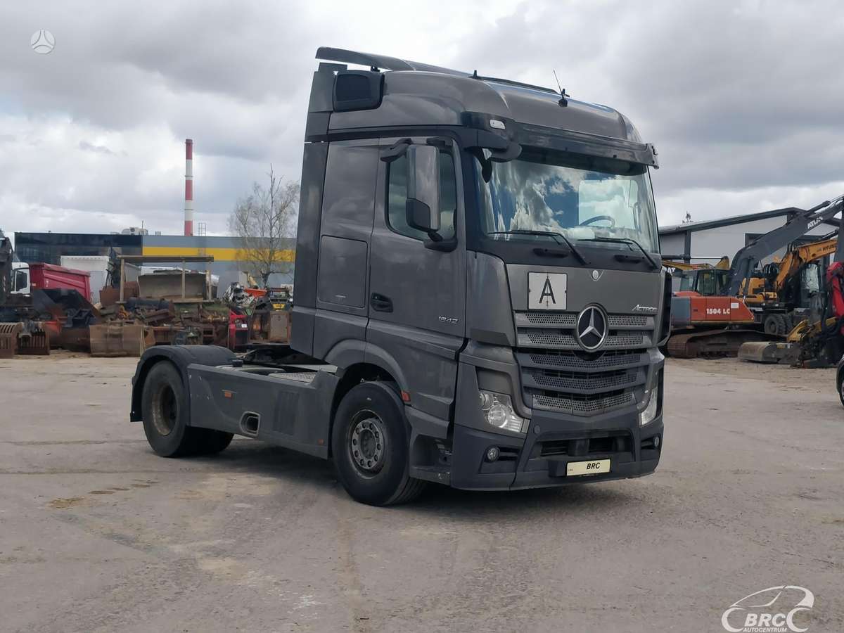 Mercedes-Benz 1842 Engine defect, double sleeper