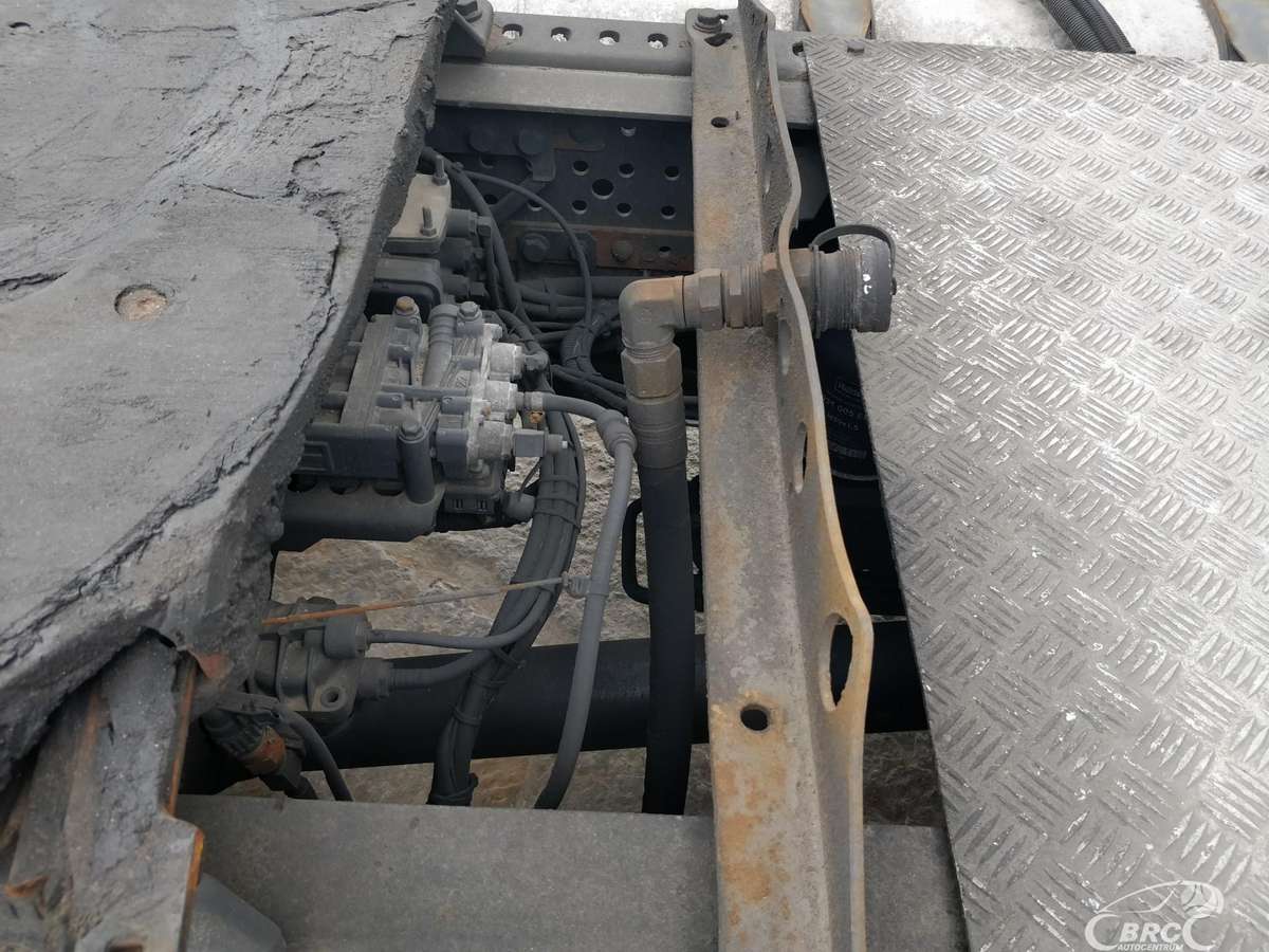 Mercedes-Benz 1842 Engine defect, double sleeper