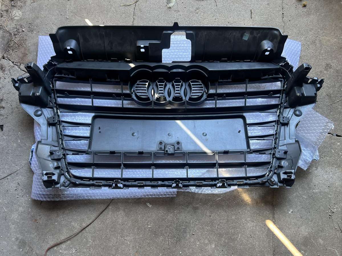 Audi A3 apdailos grotelės