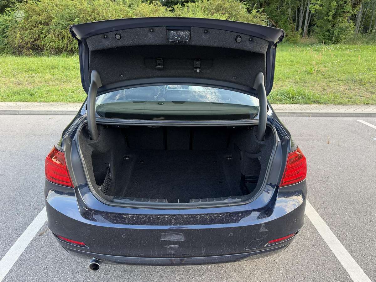 BMW 320, 2.0 l., saloon / sedan