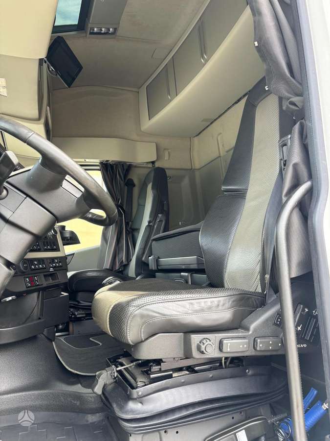 Volvo FH540, double sleeper