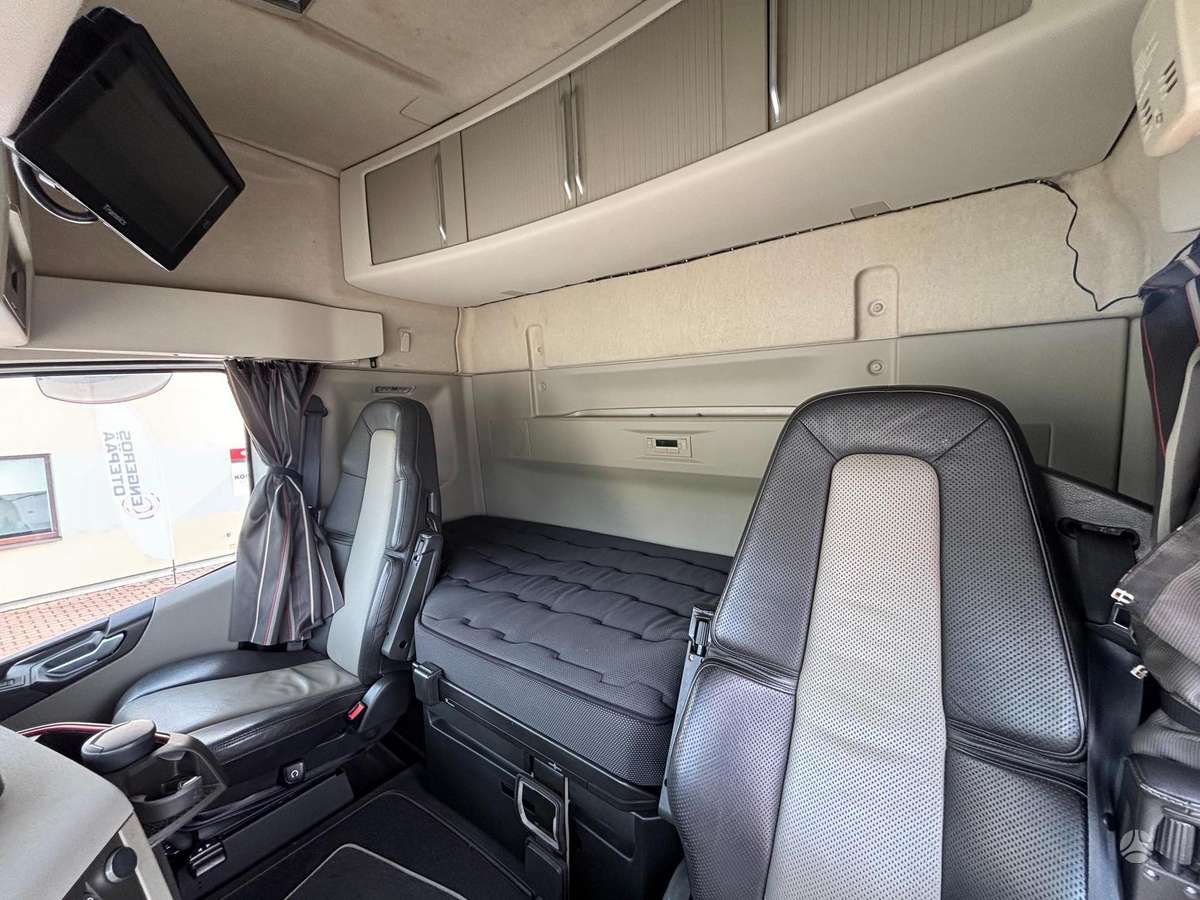 Volvo FH540, double sleeper