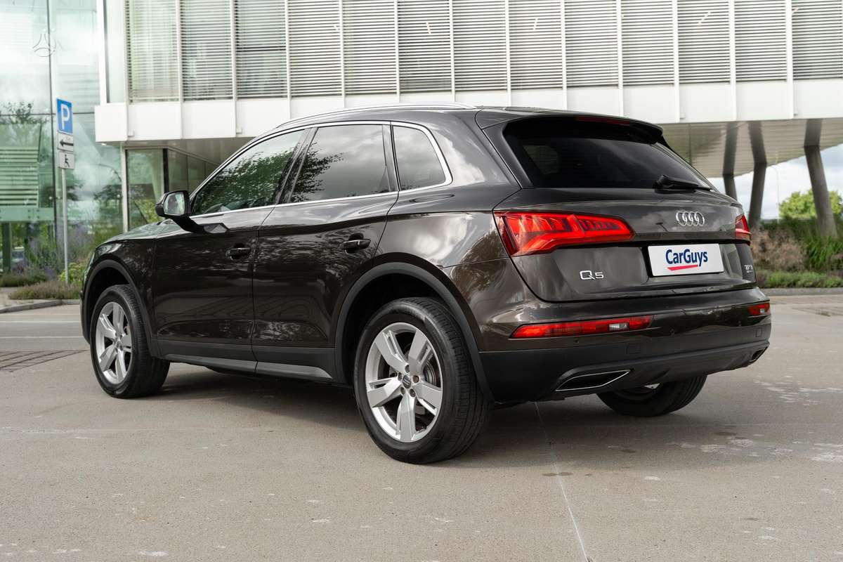 Audi Q5, 2.0 l., off-road / crossover