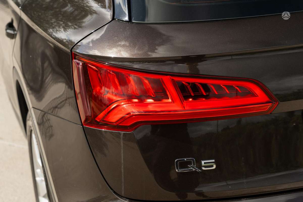 Audi Q5, 2.0 l., off-road / crossover