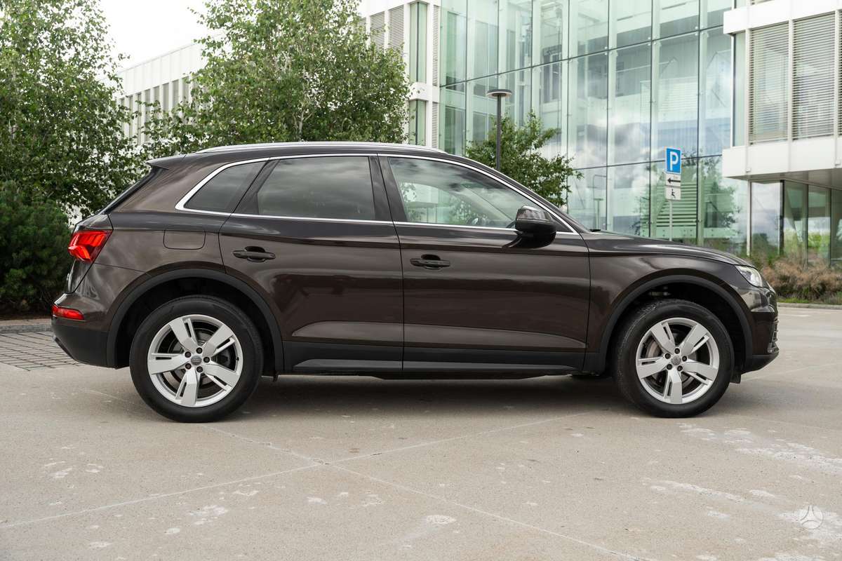 Audi Q5, 2.0 l., off-road / crossover