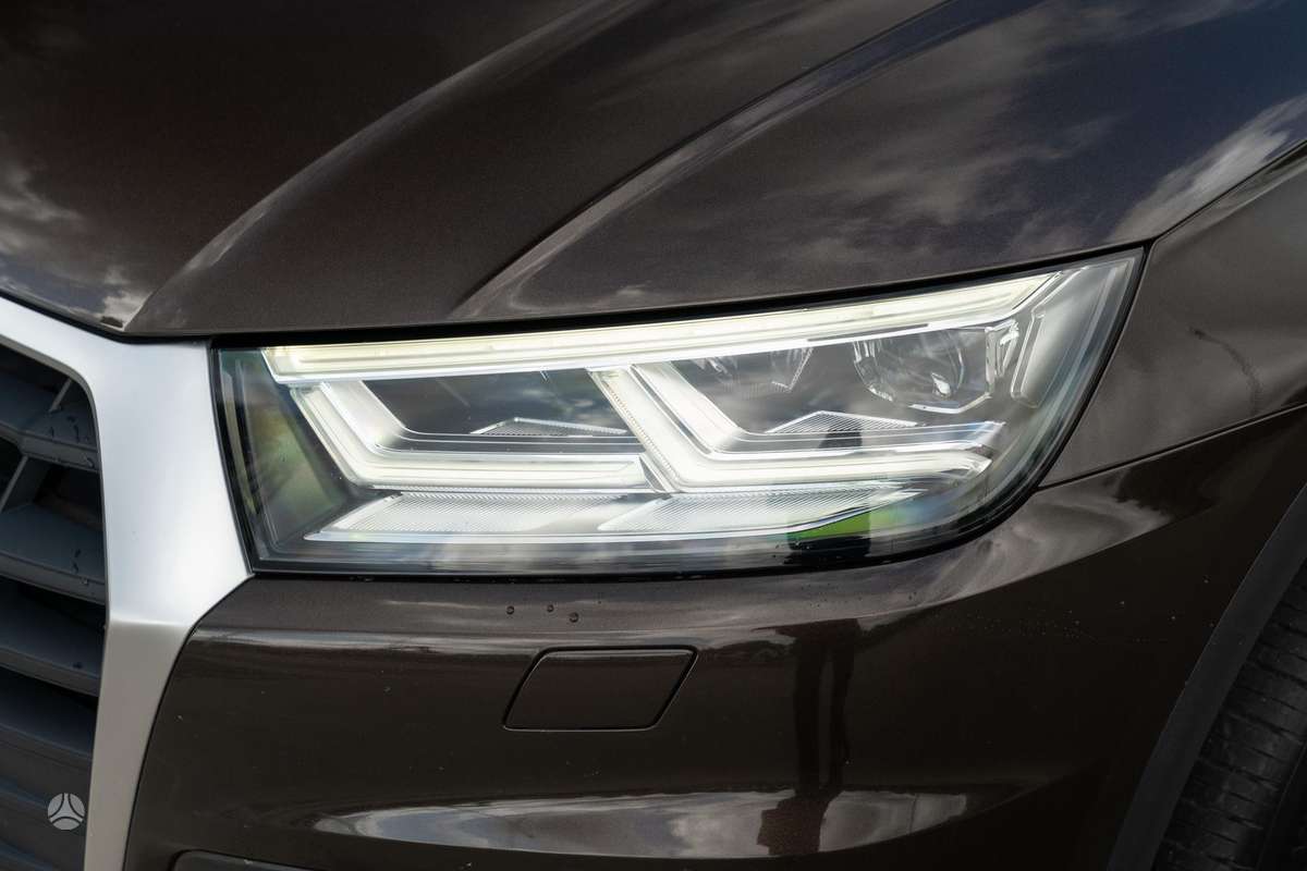 Audi Q5, 2.0 l., off-road / crossover