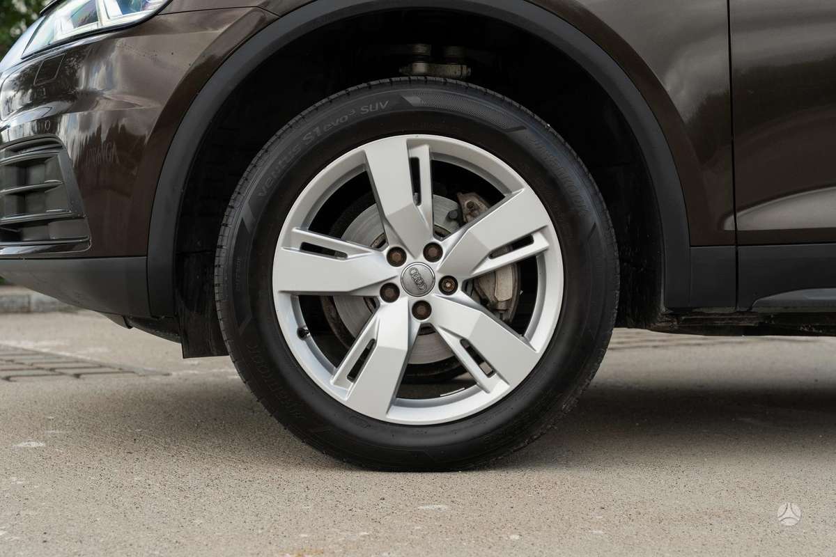 Audi Q5, 2.0 l., off-road / crossover