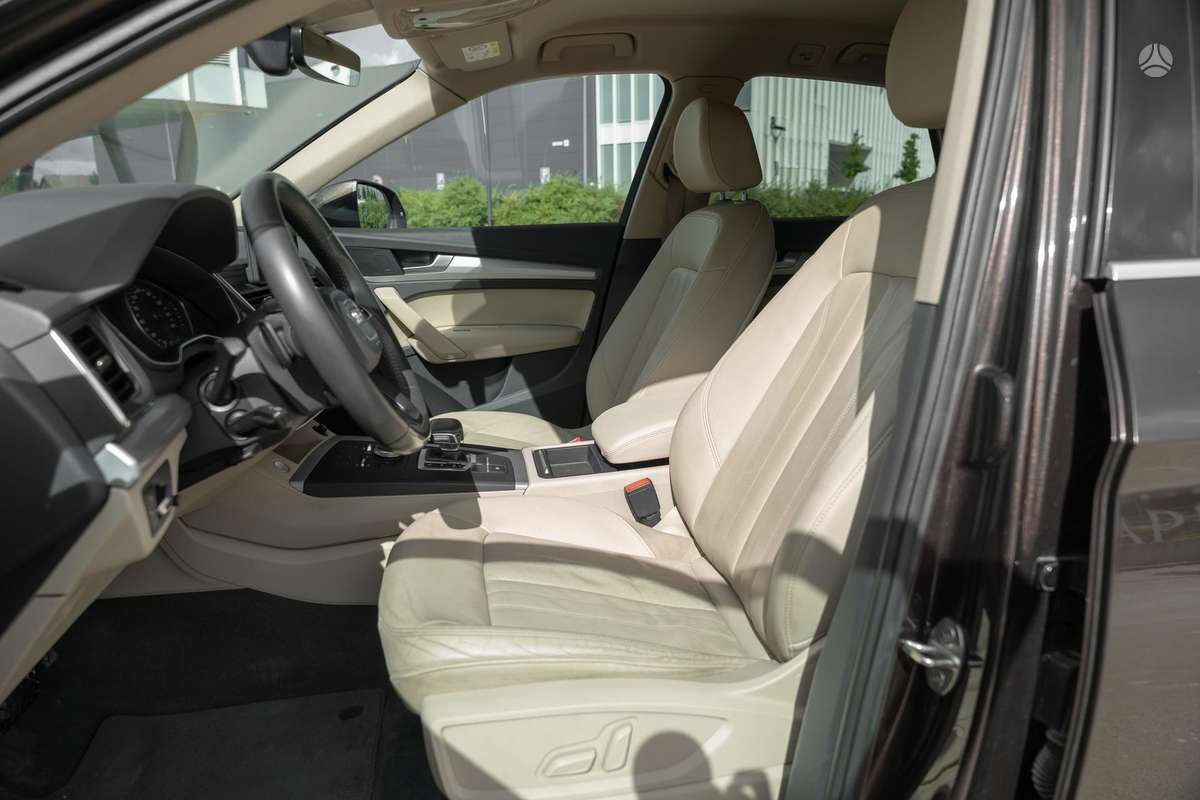 Audi Q5, 2.0 l., off-road / crossover