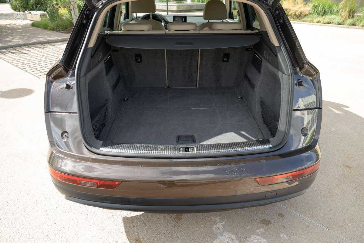 Audi Q5, 2.0 l., off-road / crossover