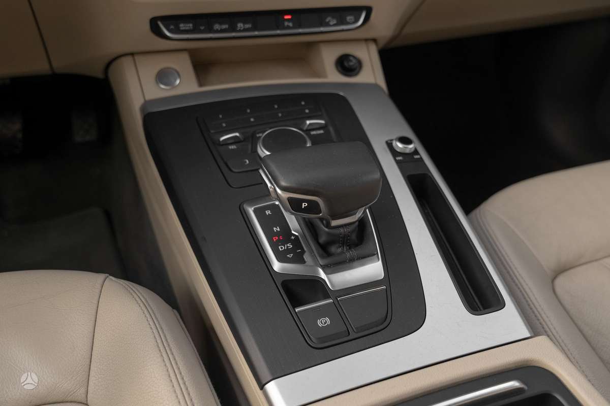 Audi Q5, 2.0 l., off-road / crossover