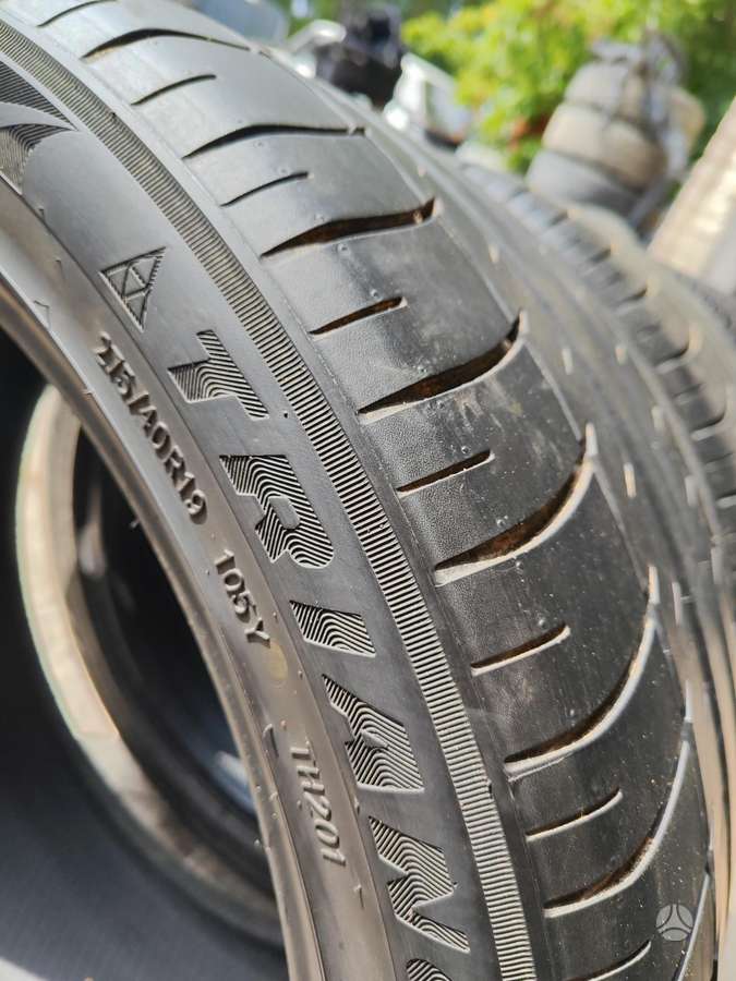 Triangle, summer 275/40 R19