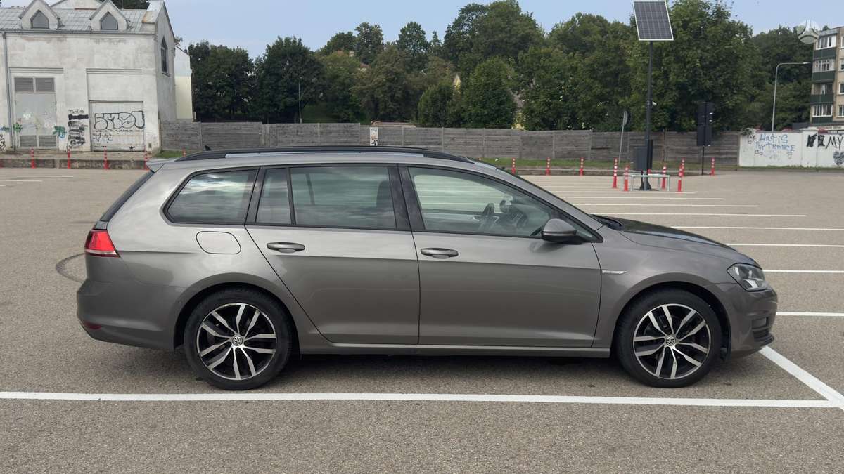 Volkswagen Golf - 1