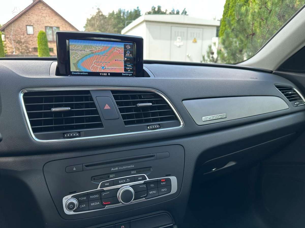 Audi Q3, 2.0 l., off-road / crossover