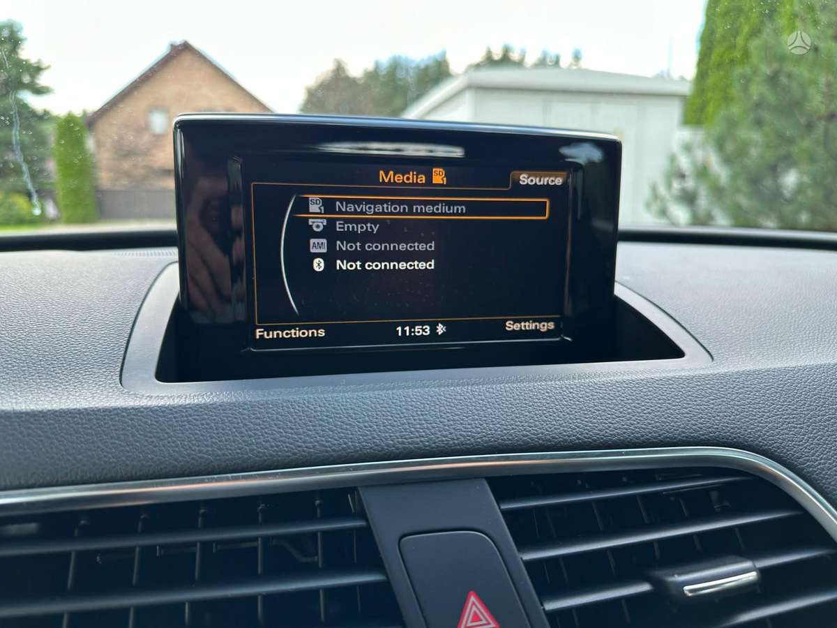 Audi Q3, 2.0 l., off-road / crossover