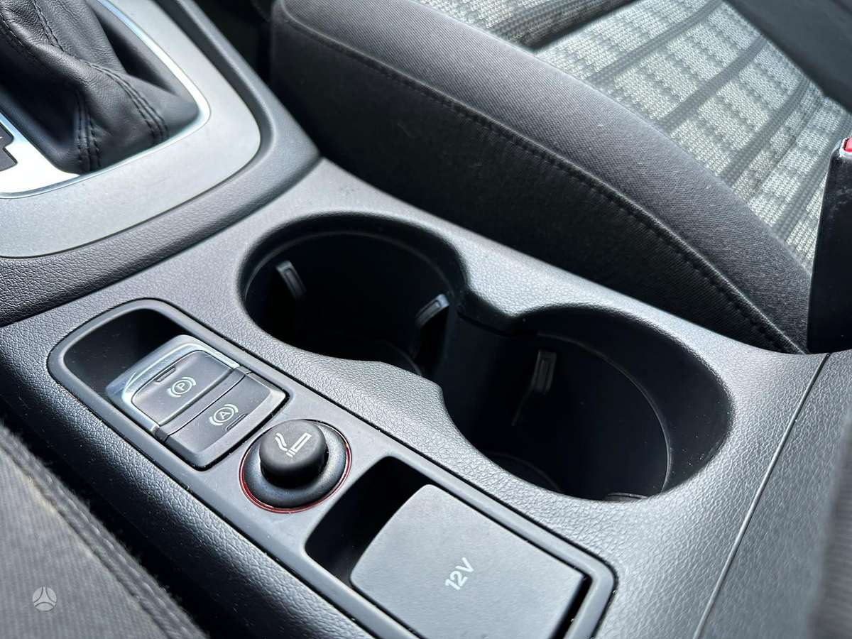 Audi Q3, 2.0 l., off-road / crossover