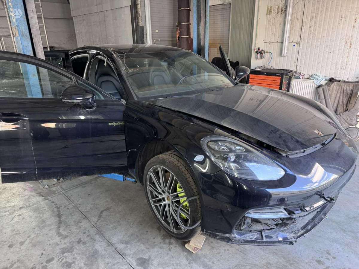 Porsche Panamera dalimis