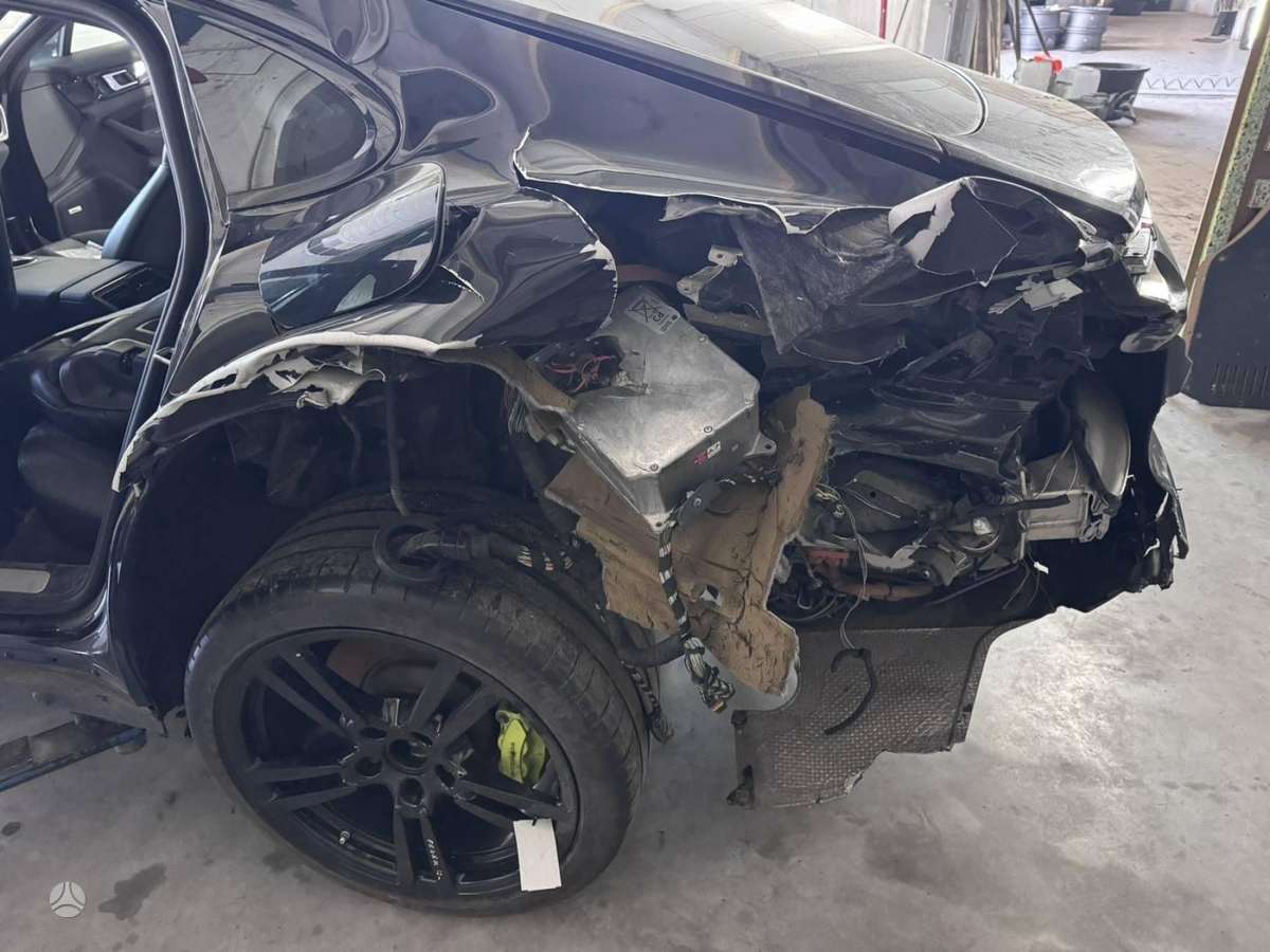 Porsche Panamera dalimis