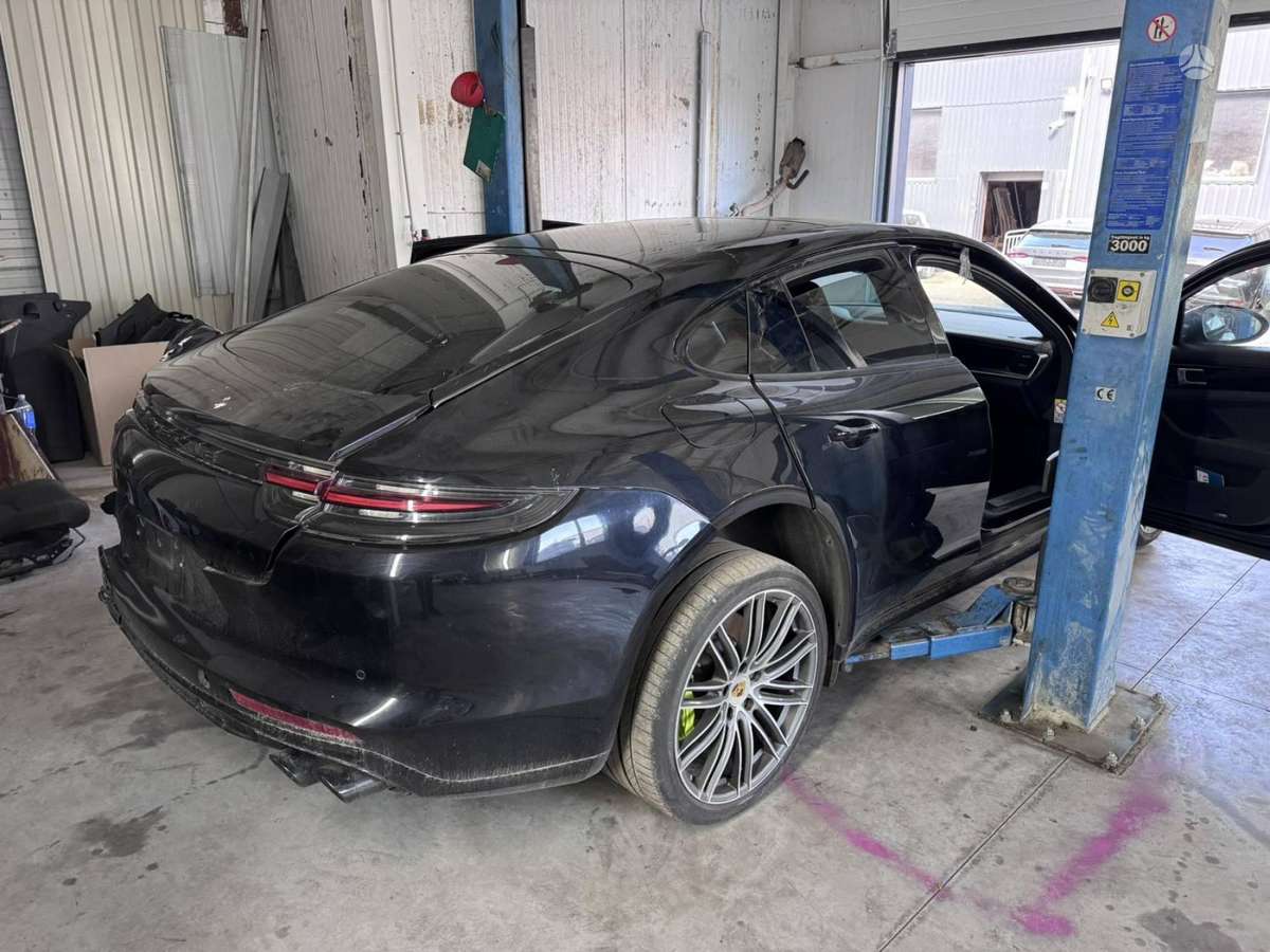 Porsche Panamera dalimis