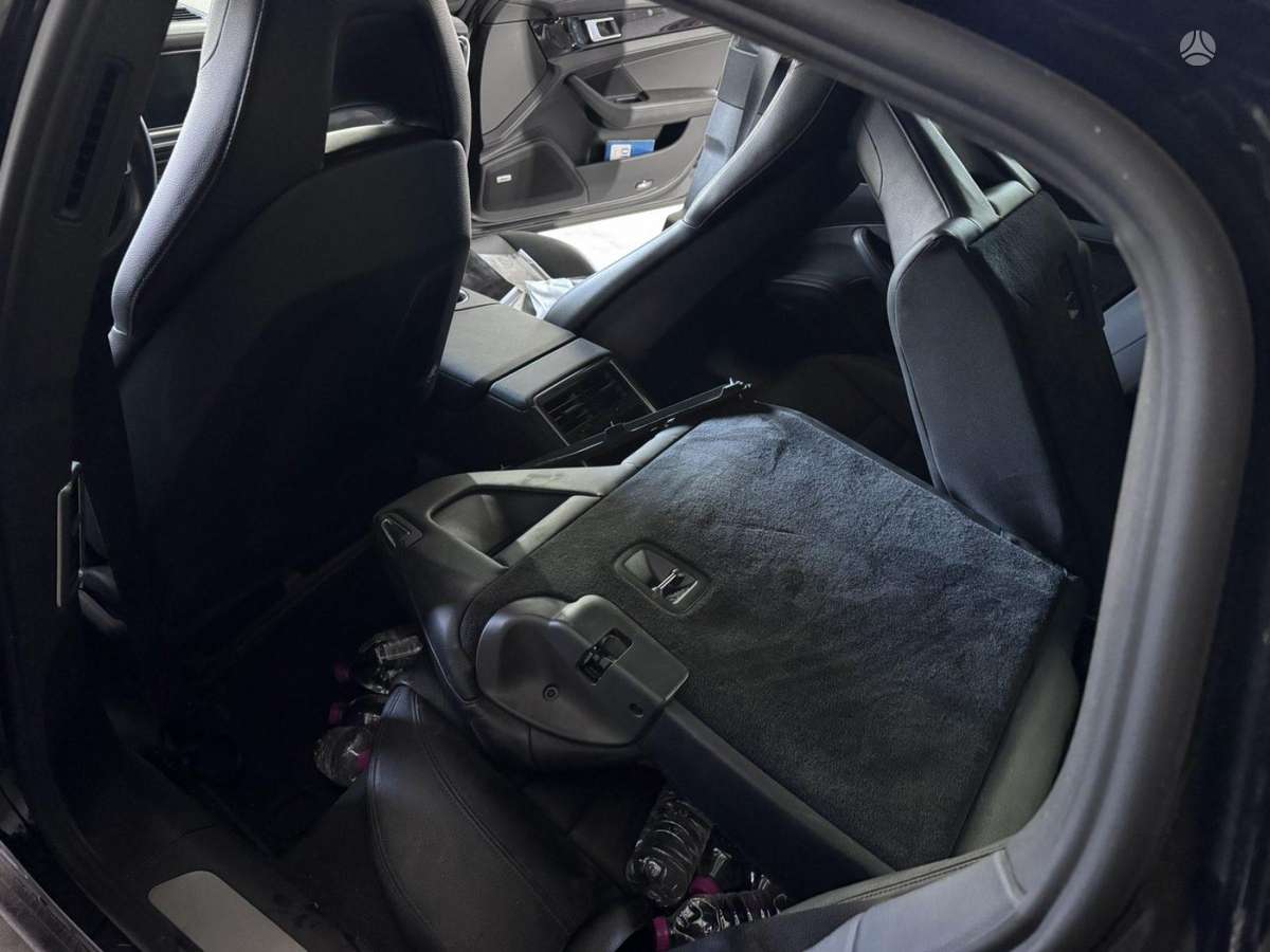 Porsche Panamera dalimis