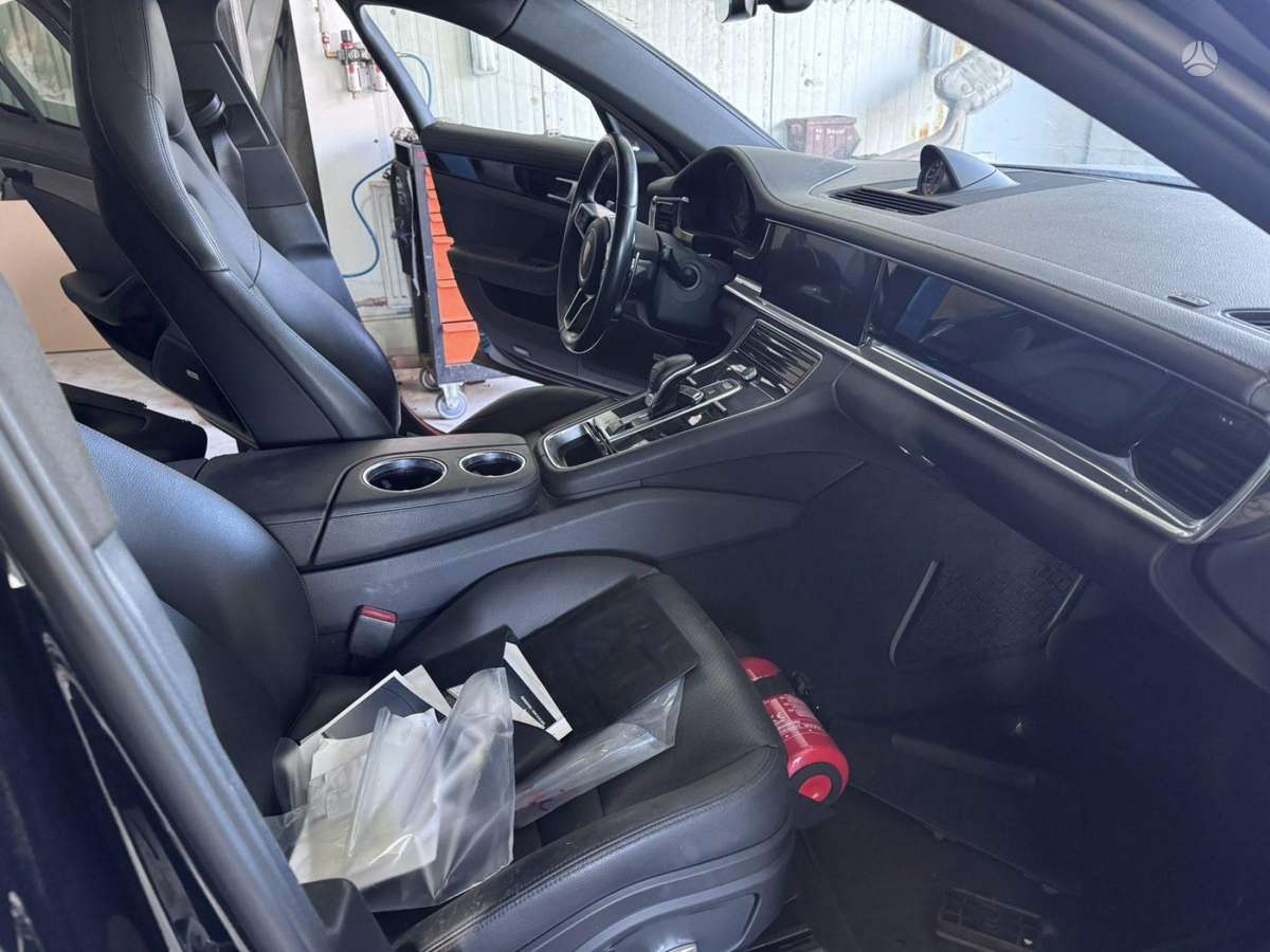 Porsche Panamera dalimis