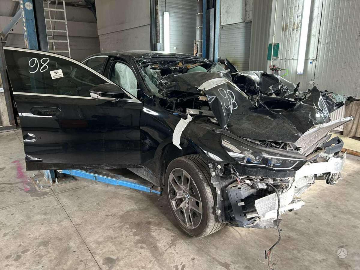 BMW i5 dalimis