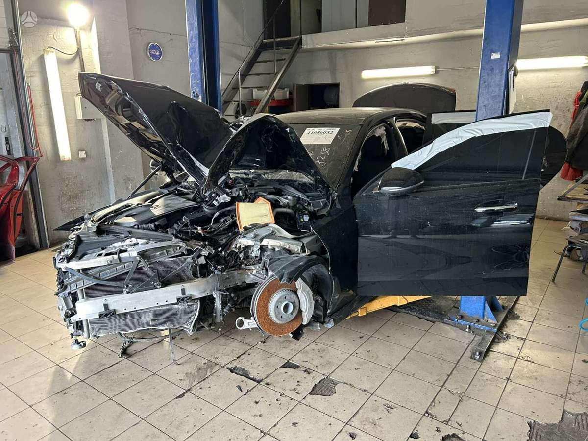 Mercedes-Benz C300 dalimis