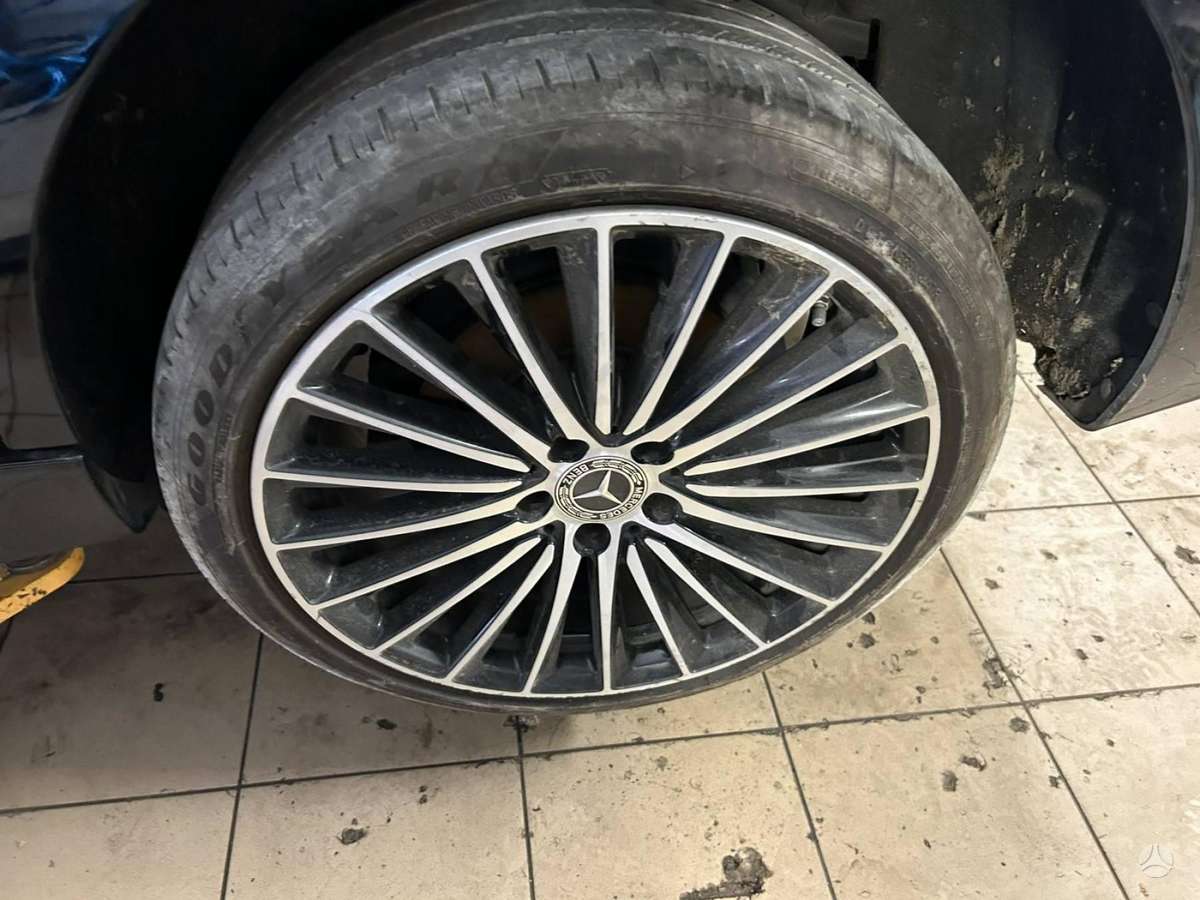 Mercedes-Benz C300 dalimis