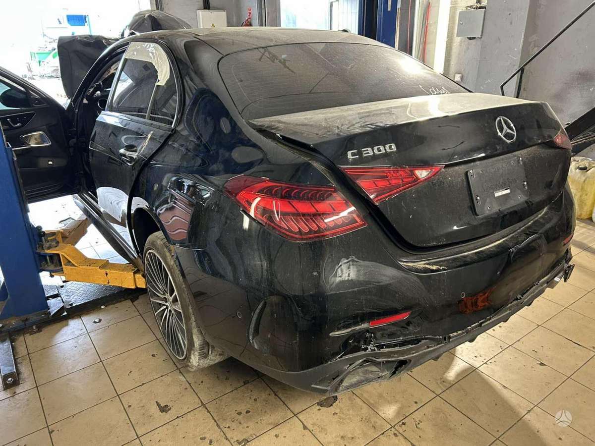 Mercedes-Benz C300 dalimis