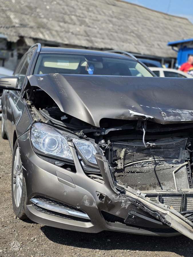 Mercedes-Benz E350 по частям