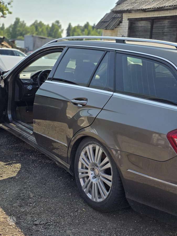 Mercedes-Benz E350 dalimis