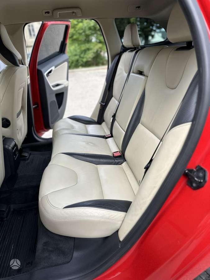 Volvo XC60, 2.4 l., off-road / crossover
