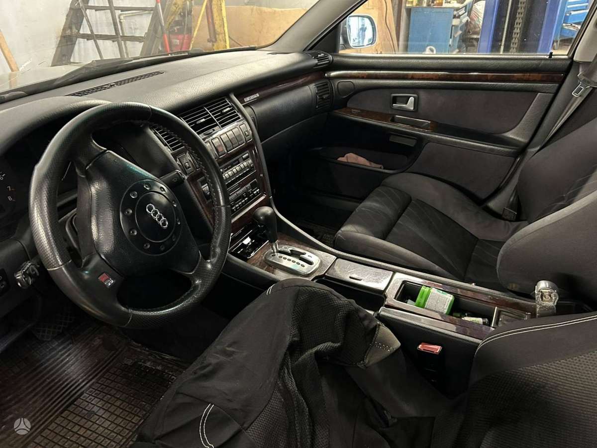 Audi A8 dalimis