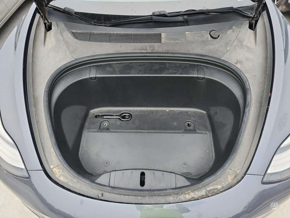 Tesla Model 3, sedanas