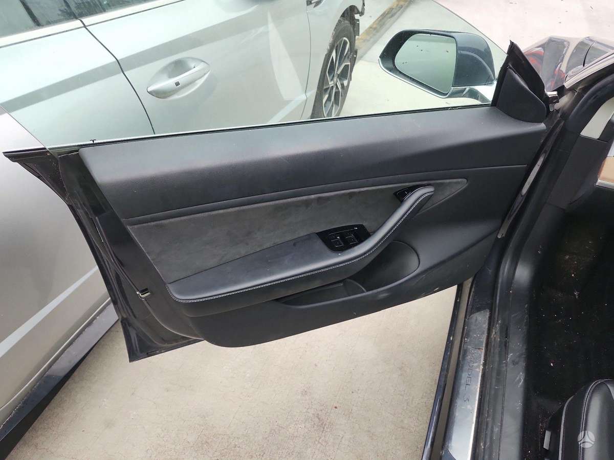 Tesla Model 3, sedanas