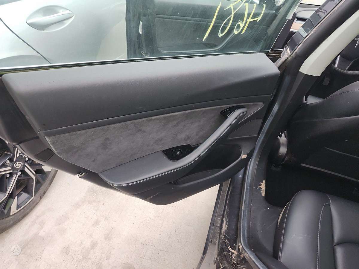 Tesla Model 3, sedanas