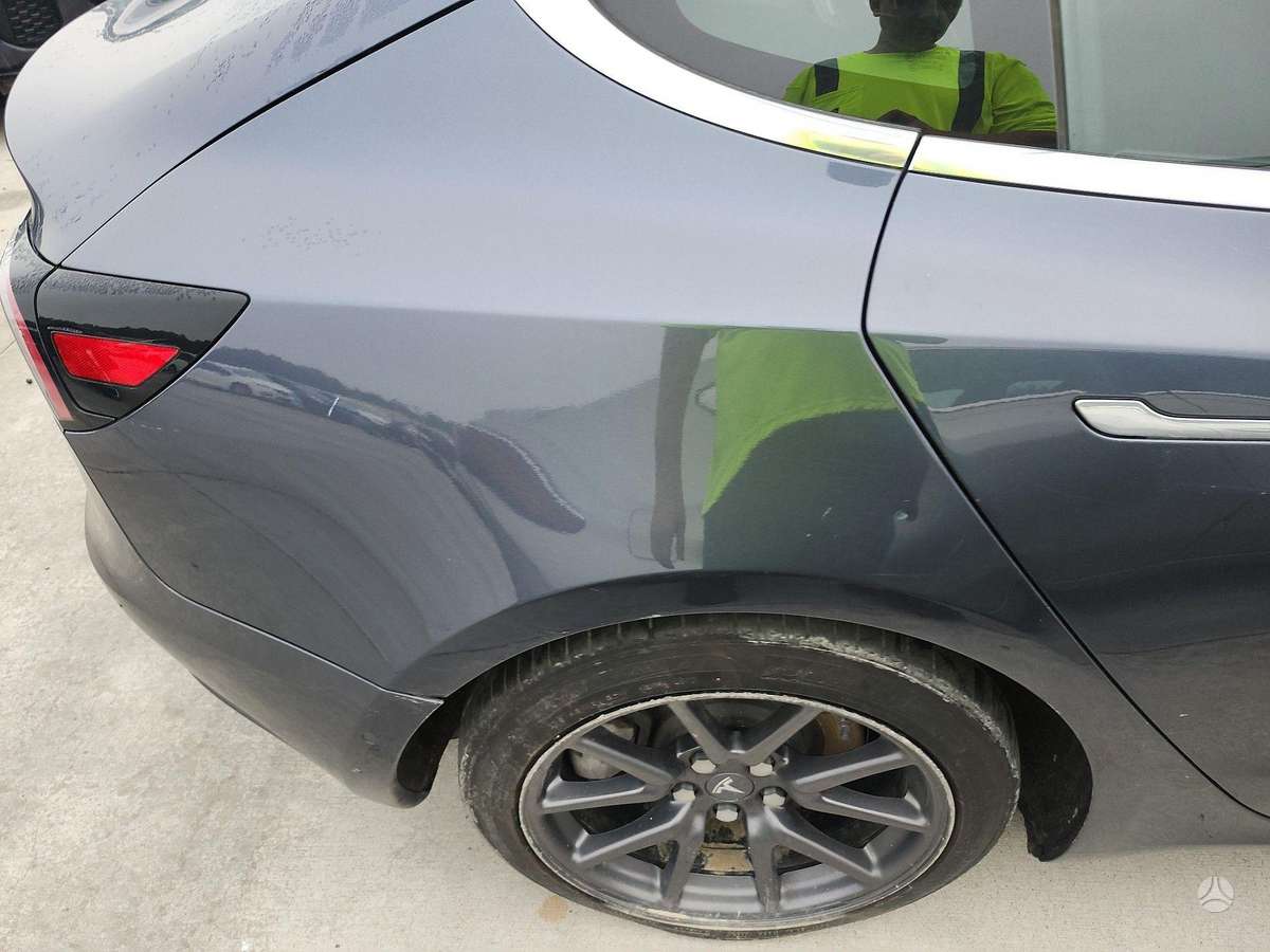 Tesla Model 3, sedanas