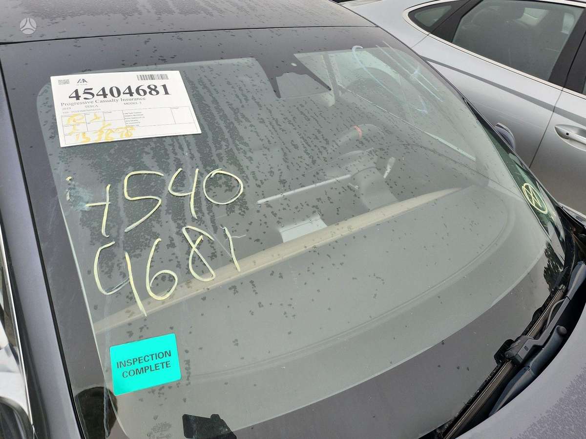 Tesla Model 3, Седан