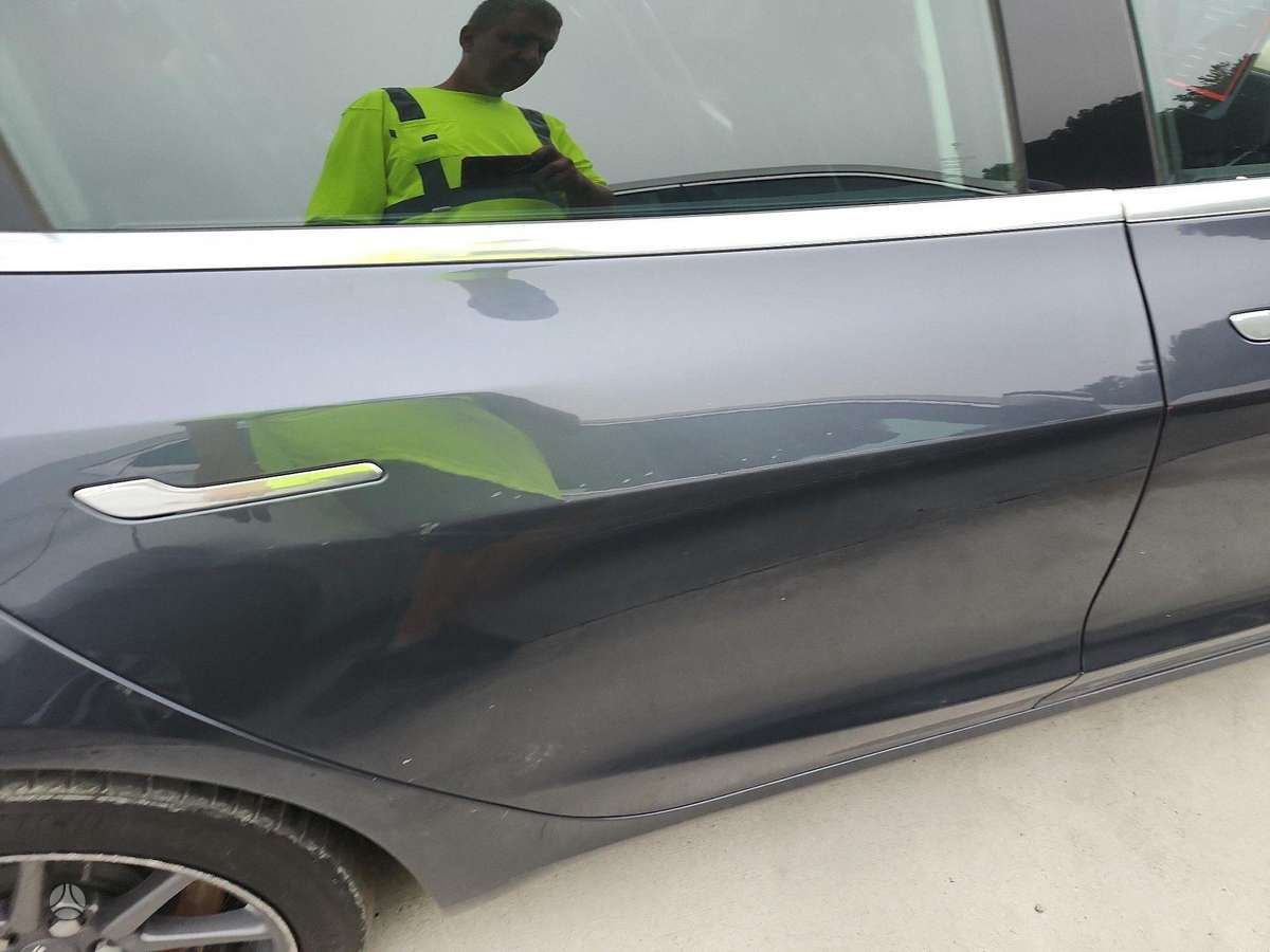 Tesla Model 3, sedanas