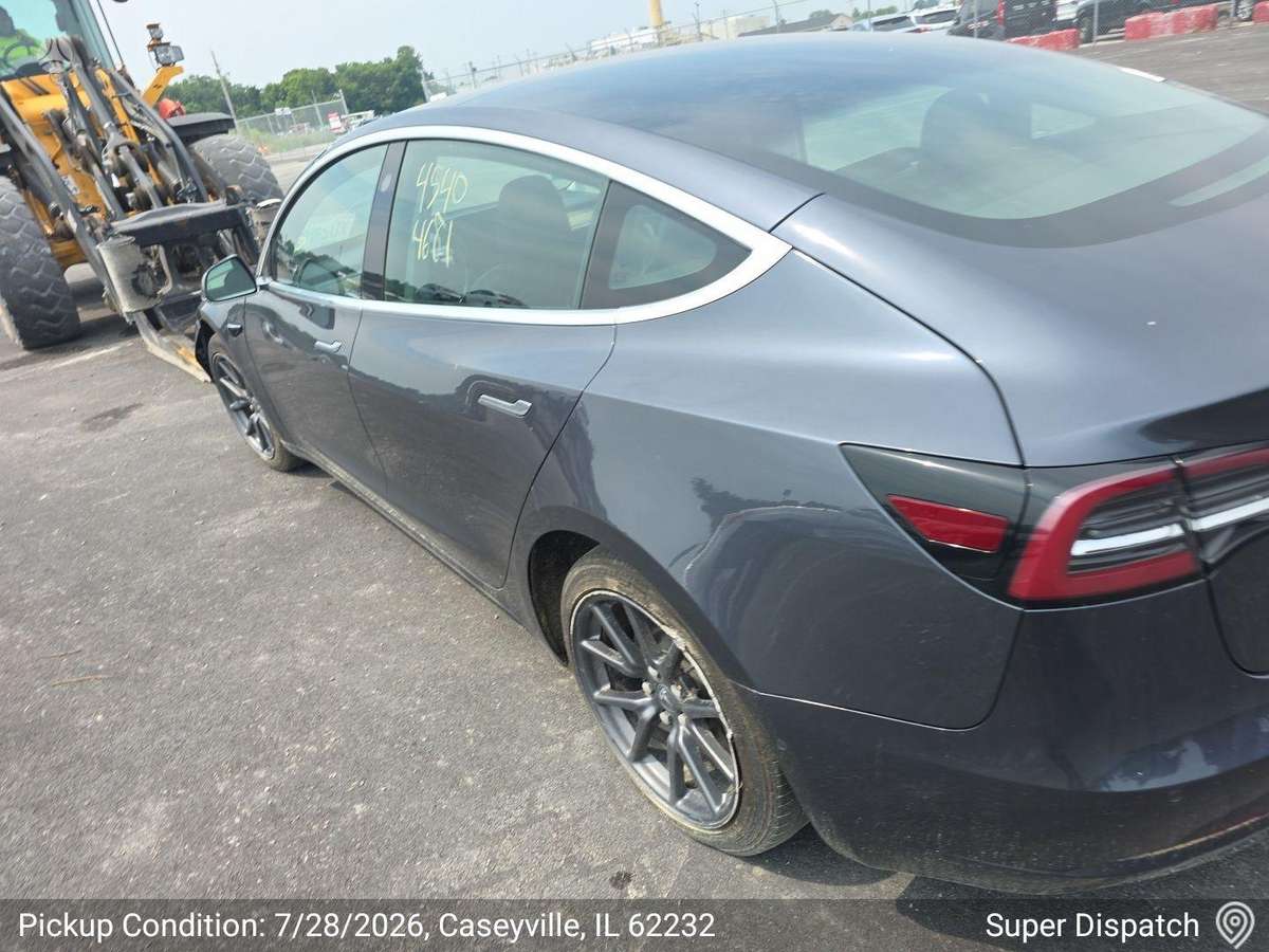Tesla Model 3, sedanas
