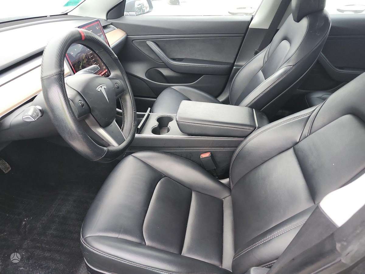 Tesla Model 3, sedanas
