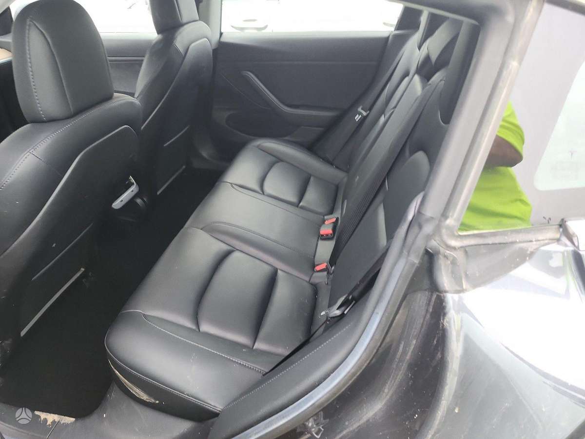 Tesla Model 3, sedanas