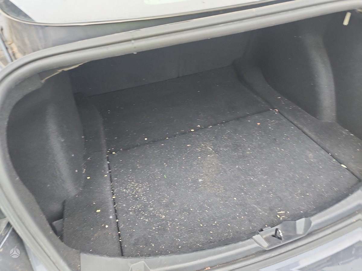 Tesla Model 3, sedanas