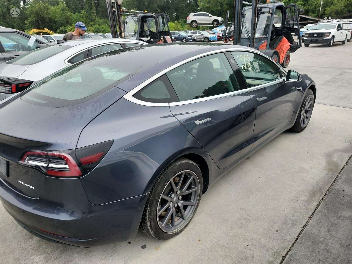 Tesla Model 3, sedanas