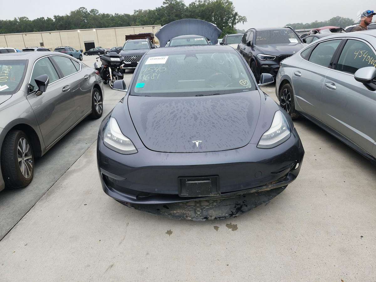 Tesla Model 3, saloon / sedan
