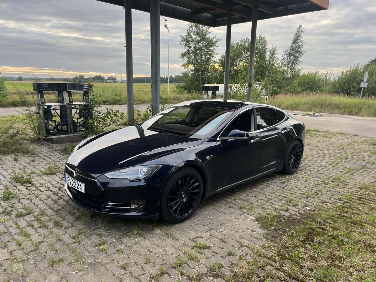 Tesla Model S, sedanas