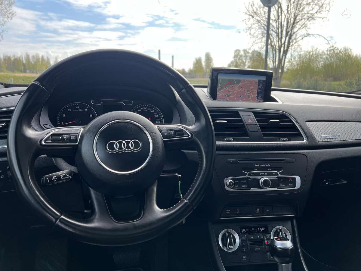 Audi Q3, 2.0 l., off-road / crossover